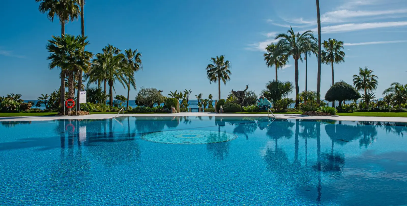 Продажа апартаментов на среднем этаже в Estepona 19