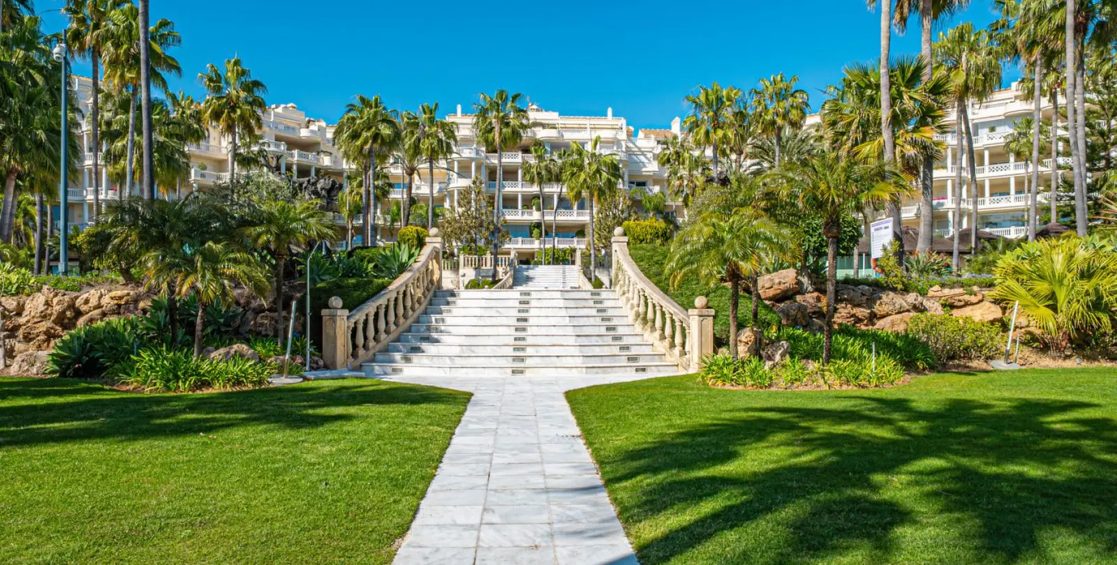Продажа апартаментов на среднем этаже в Estepona 22