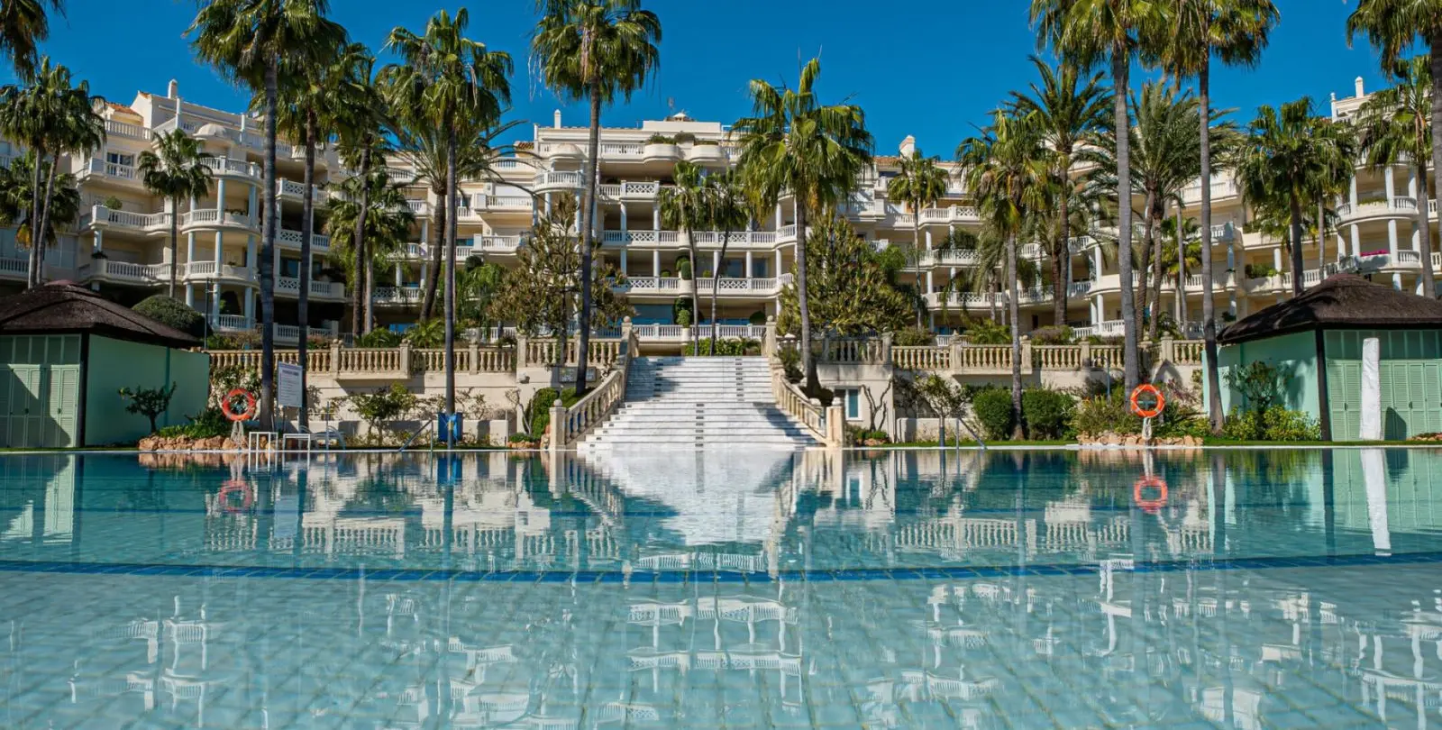 Продажа апартаментов на среднем этаже в Estepona 24