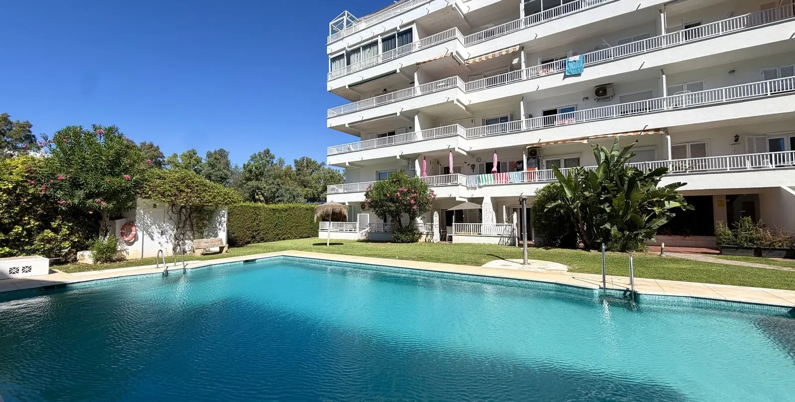 Sale of middle floor apartment in The Golden Mile 1
