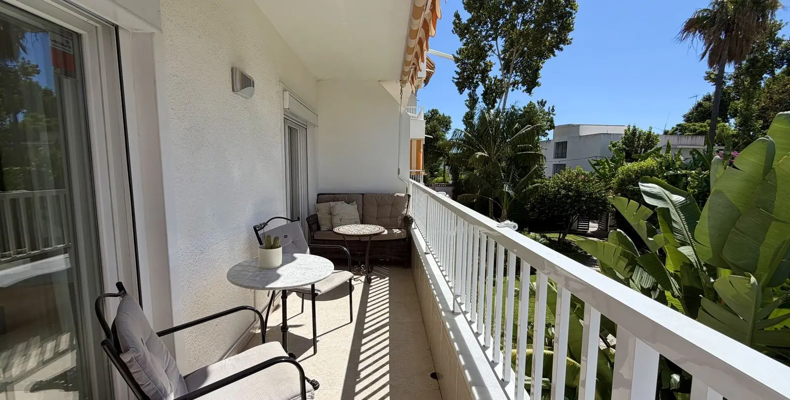 Sale of middle floor apartment in The Golden Mile 2