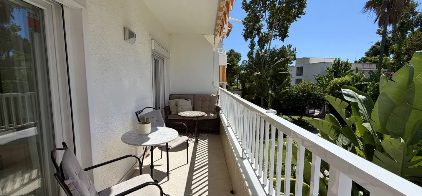 Venta de apartamento en planta media en The Golden Mile 1