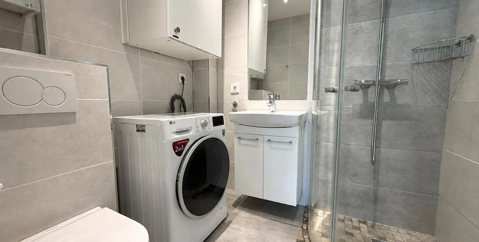Sale of middle floor apartment in The Golden Mile 4