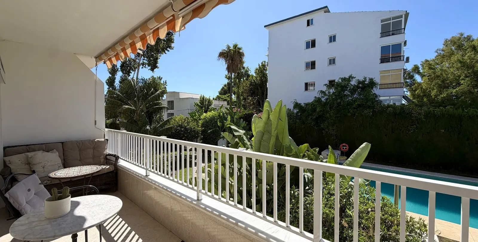 Sale of middle floor apartment in The Golden Mile 5
