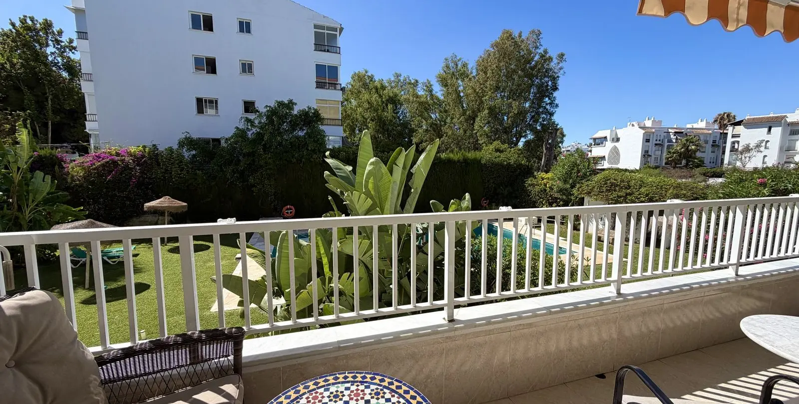 Sale of middle floor apartment in The Golden Mile 6
