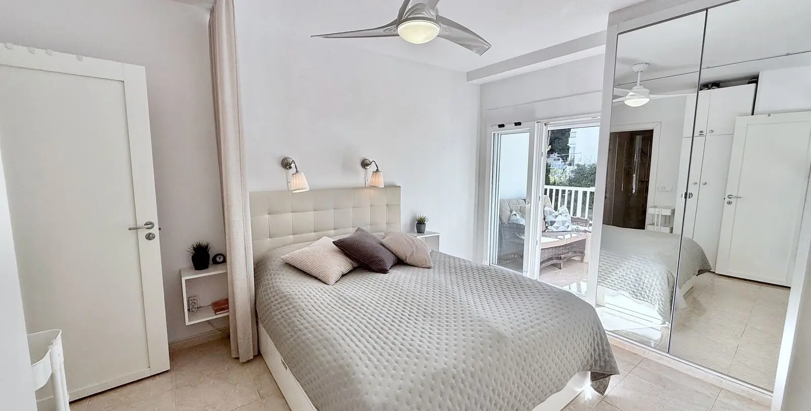 Sale of middle floor apartment in The Golden Mile 12