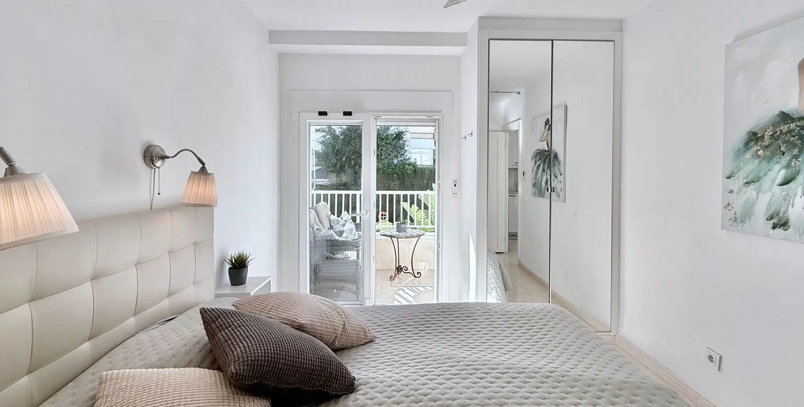 Sale of middle floor apartment in The Golden Mile 13
