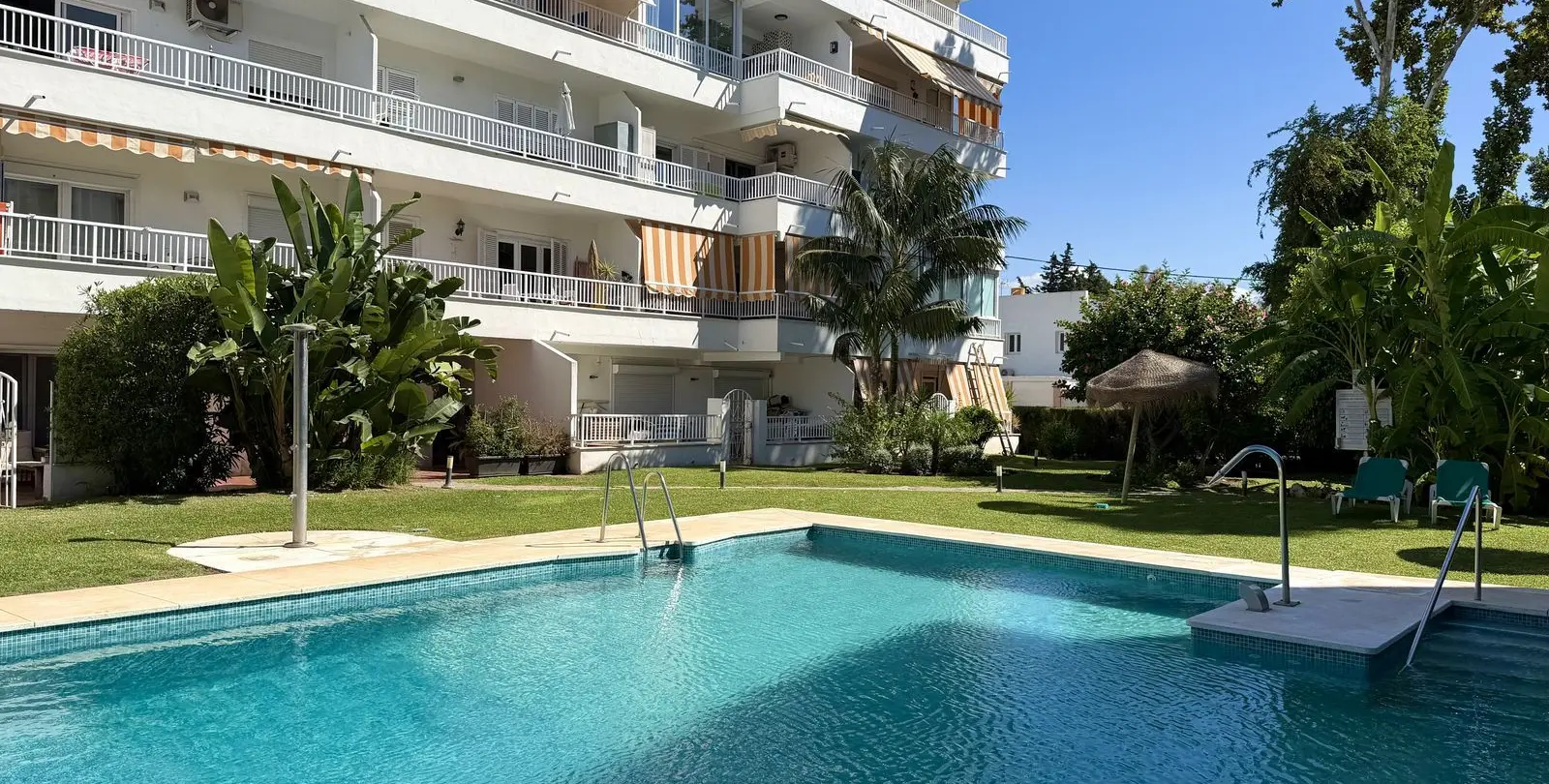 Sale of middle floor apartment in The Golden Mile 16