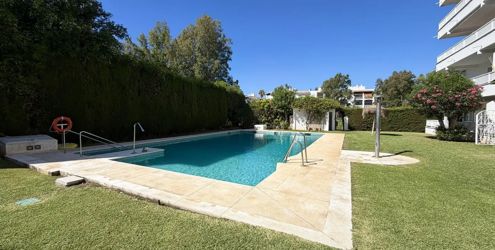 Sale of middle floor apartment in The Golden Mile 17