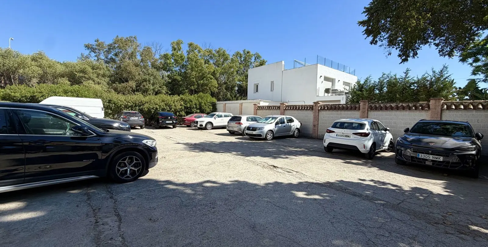 Sale of middle floor apartment in The Golden Mile 20