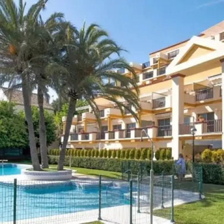 Продажа апартаментов на первом этаже в Elviria