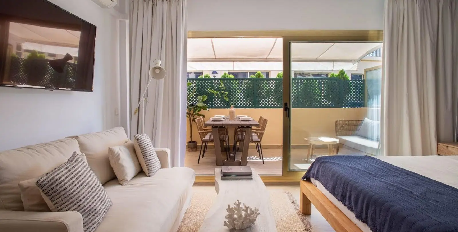 Sale of ground floor apartment in Elviria 15
