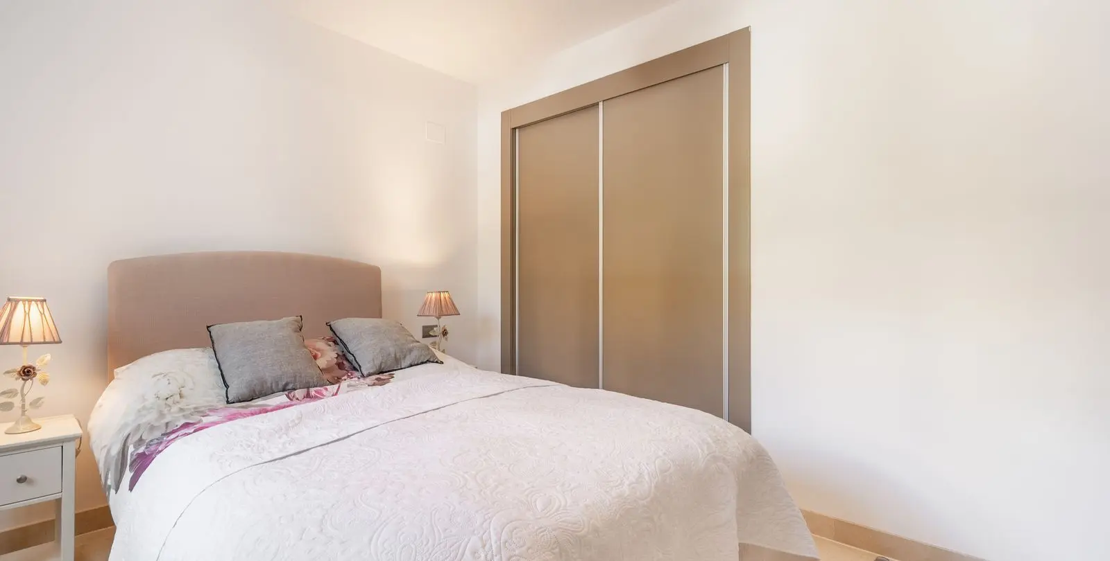 Venta de apartamento en planta media en La Mairena 30