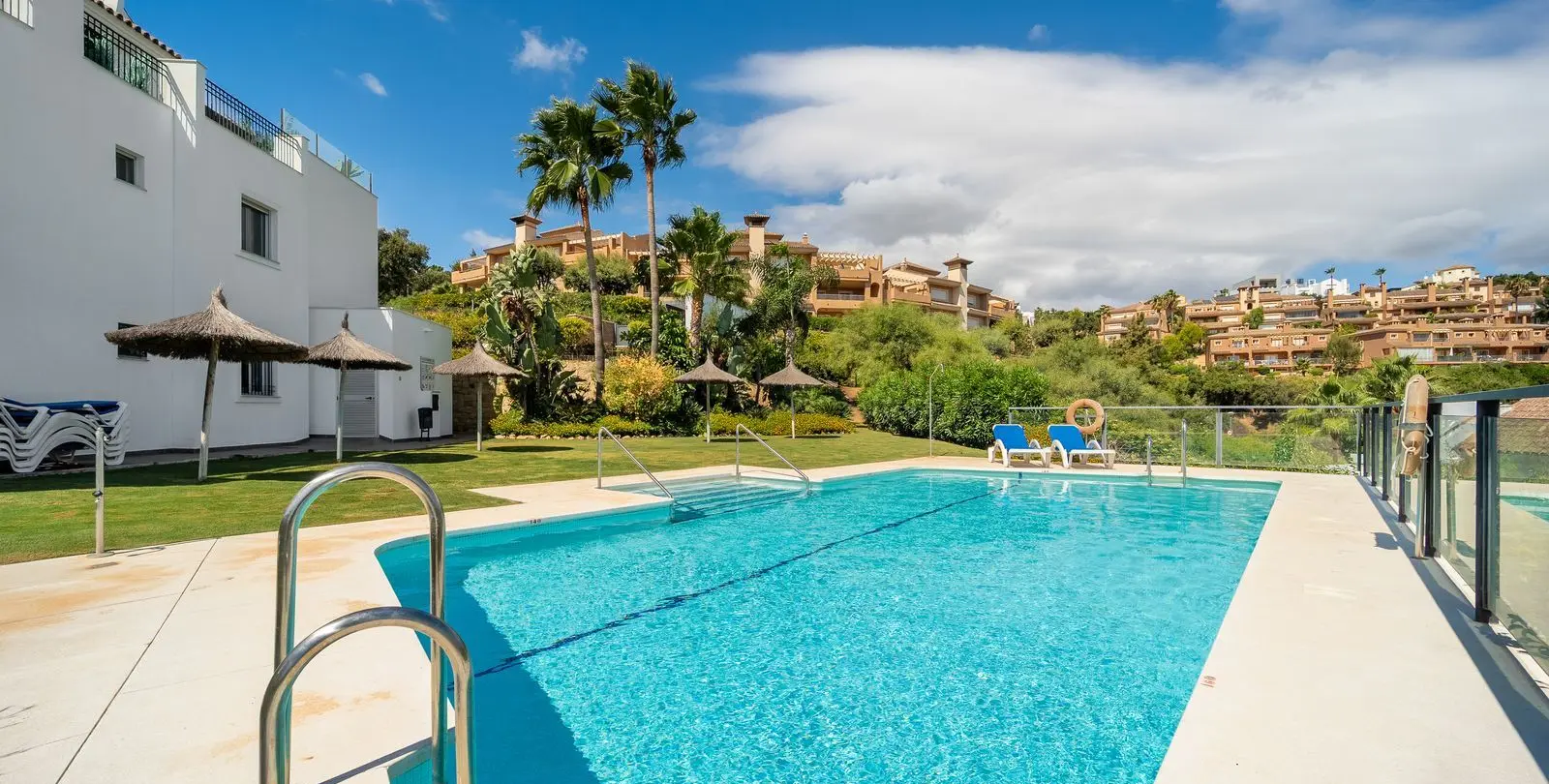 Venta de apartamento en planta media en La Mairena 35