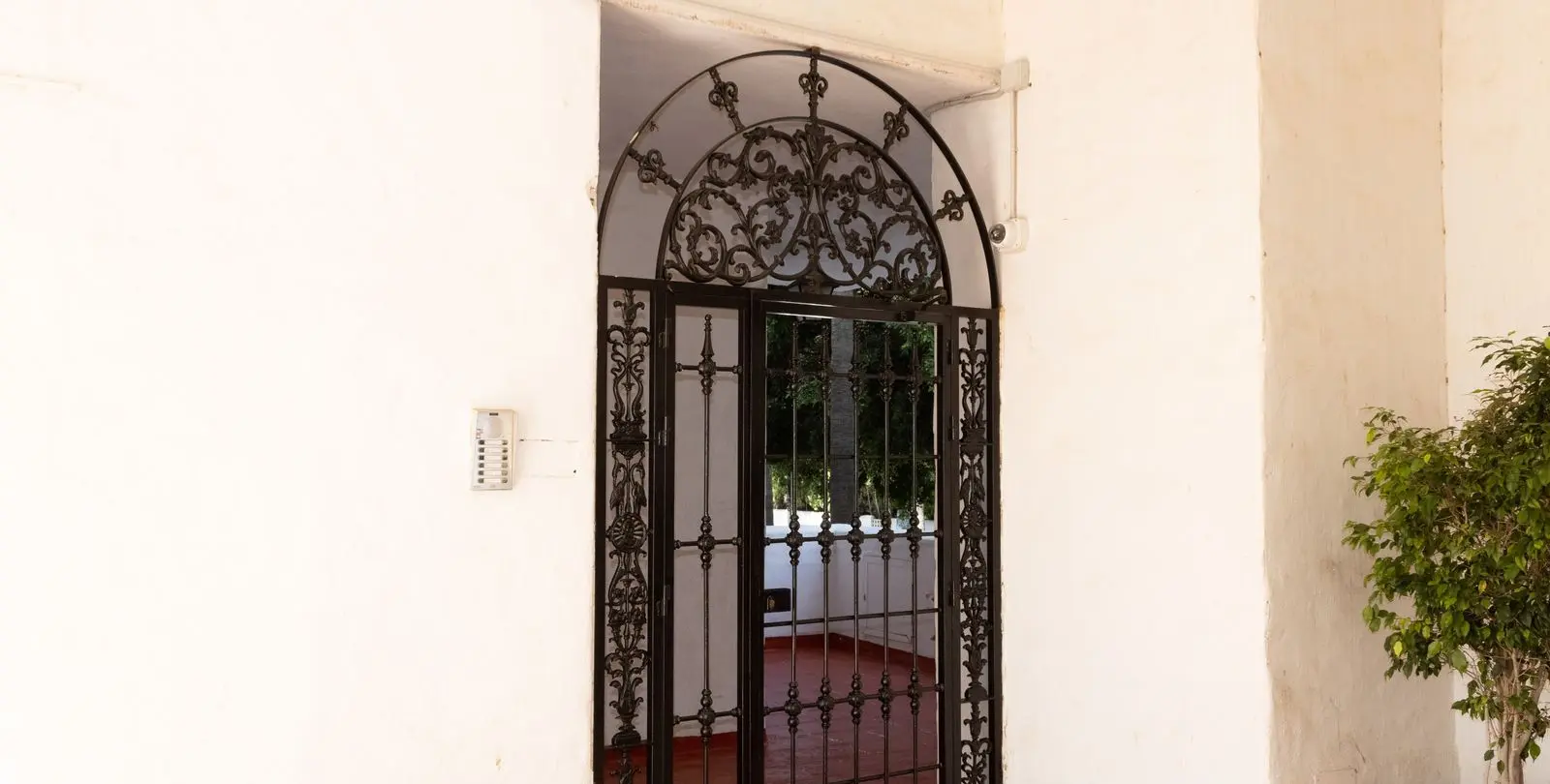Sale of ground floor apartment in Puerto Banús 20
