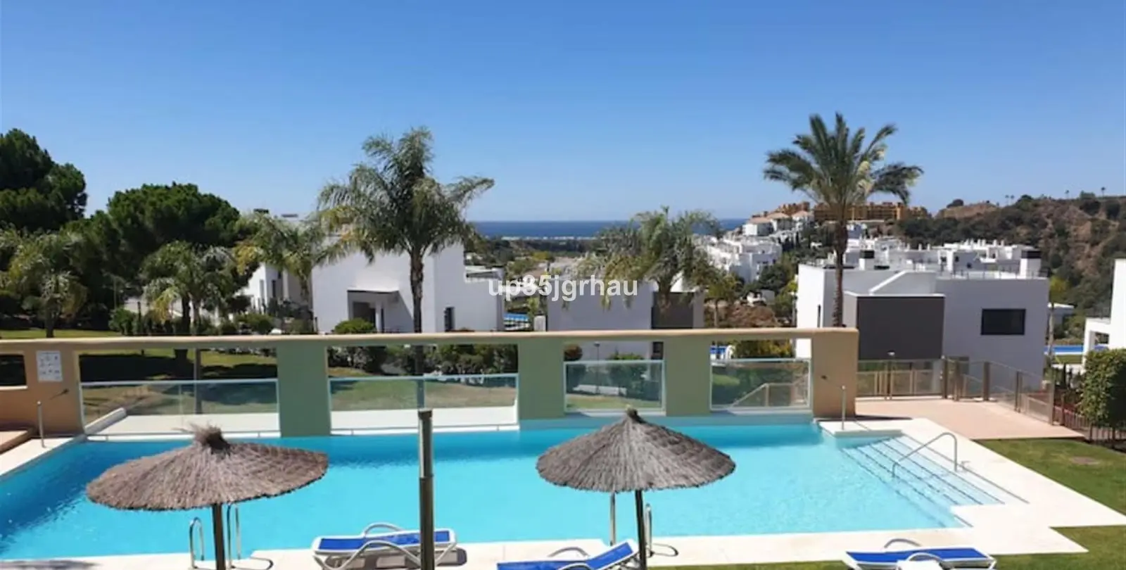 Sale of middle floor apartment in Estepona 1