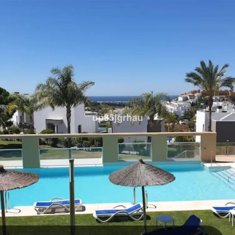 Sale of middle floor apartment in Estepona