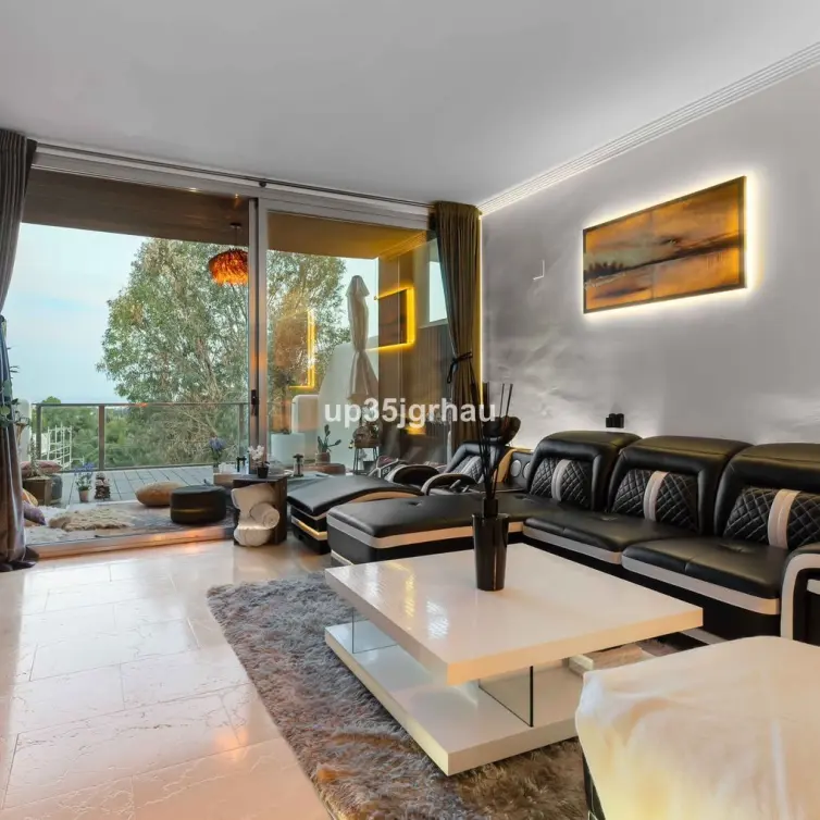 Sale of middle floor apartment in Estepona