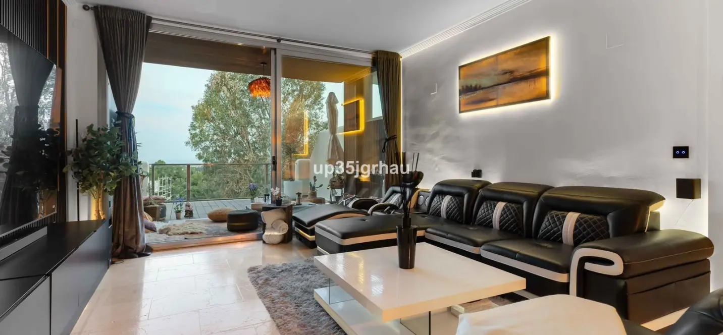 Sale of middle floor apartment in Estepona 1