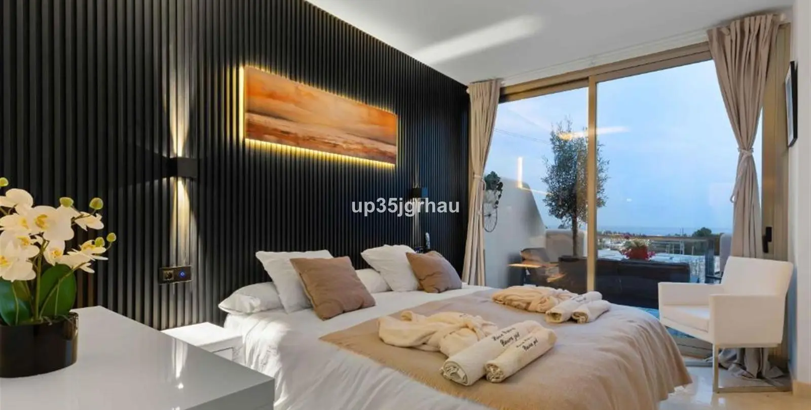 Sale of middle floor apartment in Estepona 5