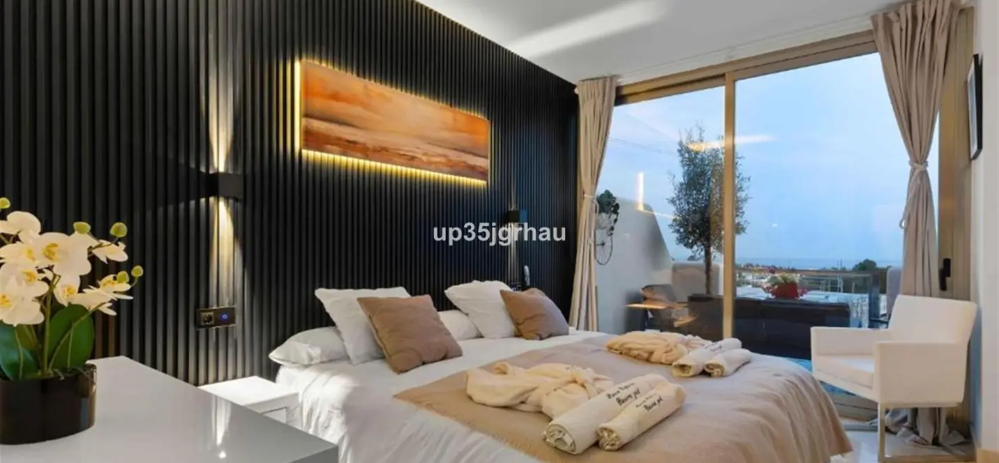 Sale of middle floor apartment in Estepona 4