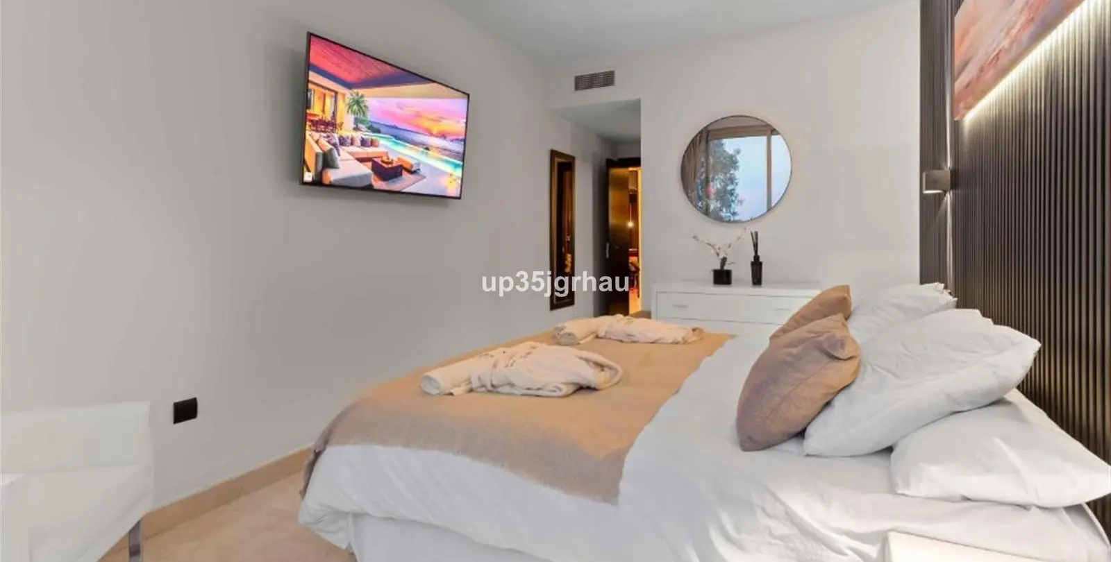 Sale of middle floor apartment in Estepona 14