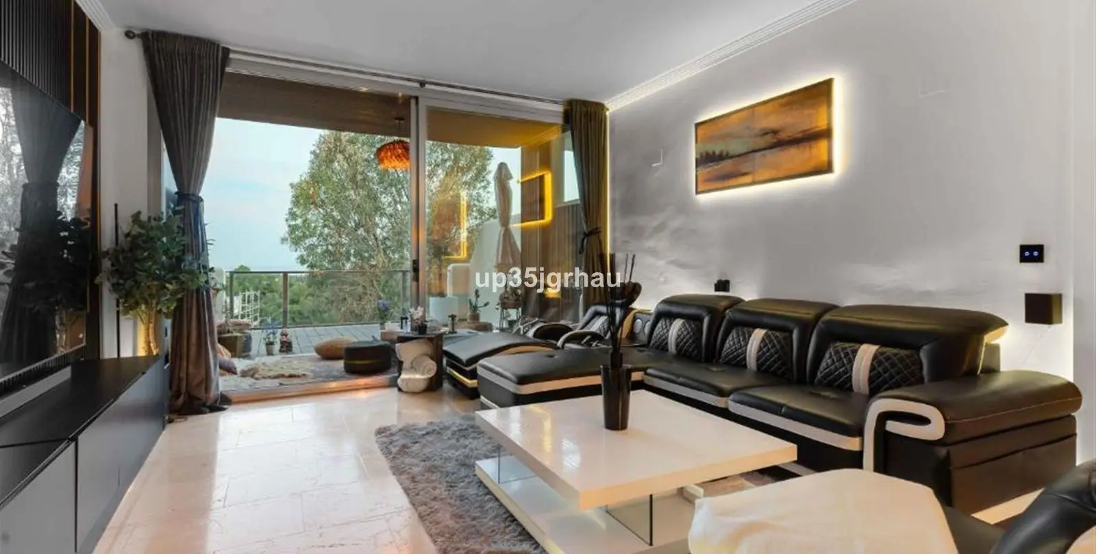 Sale of middle floor apartment in Estepona 18