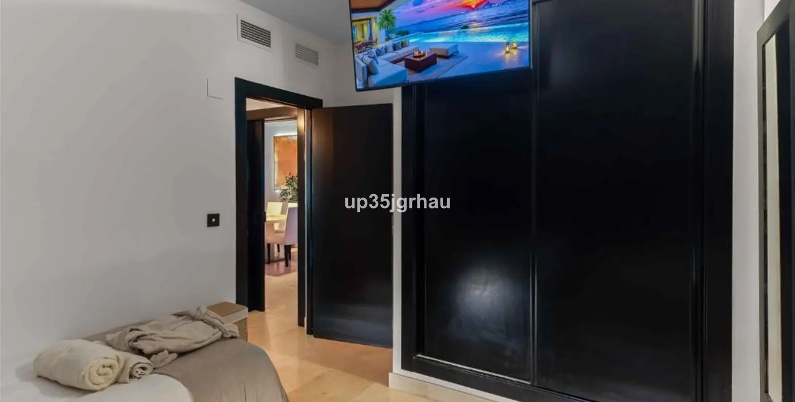 Sale of middle floor apartment in Estepona 20