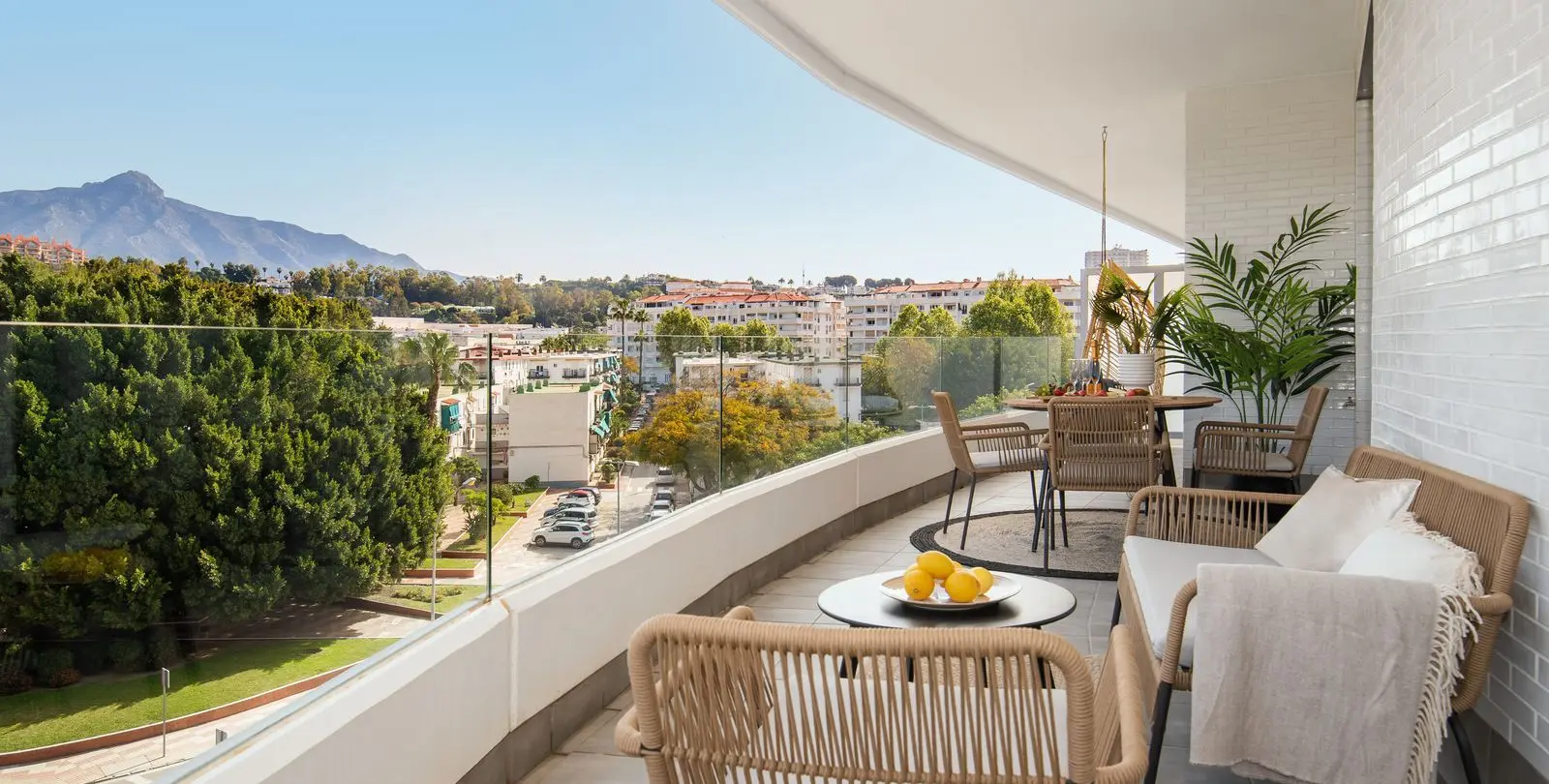 Venta de apartamento en planta media en Nueva Andalucía 3