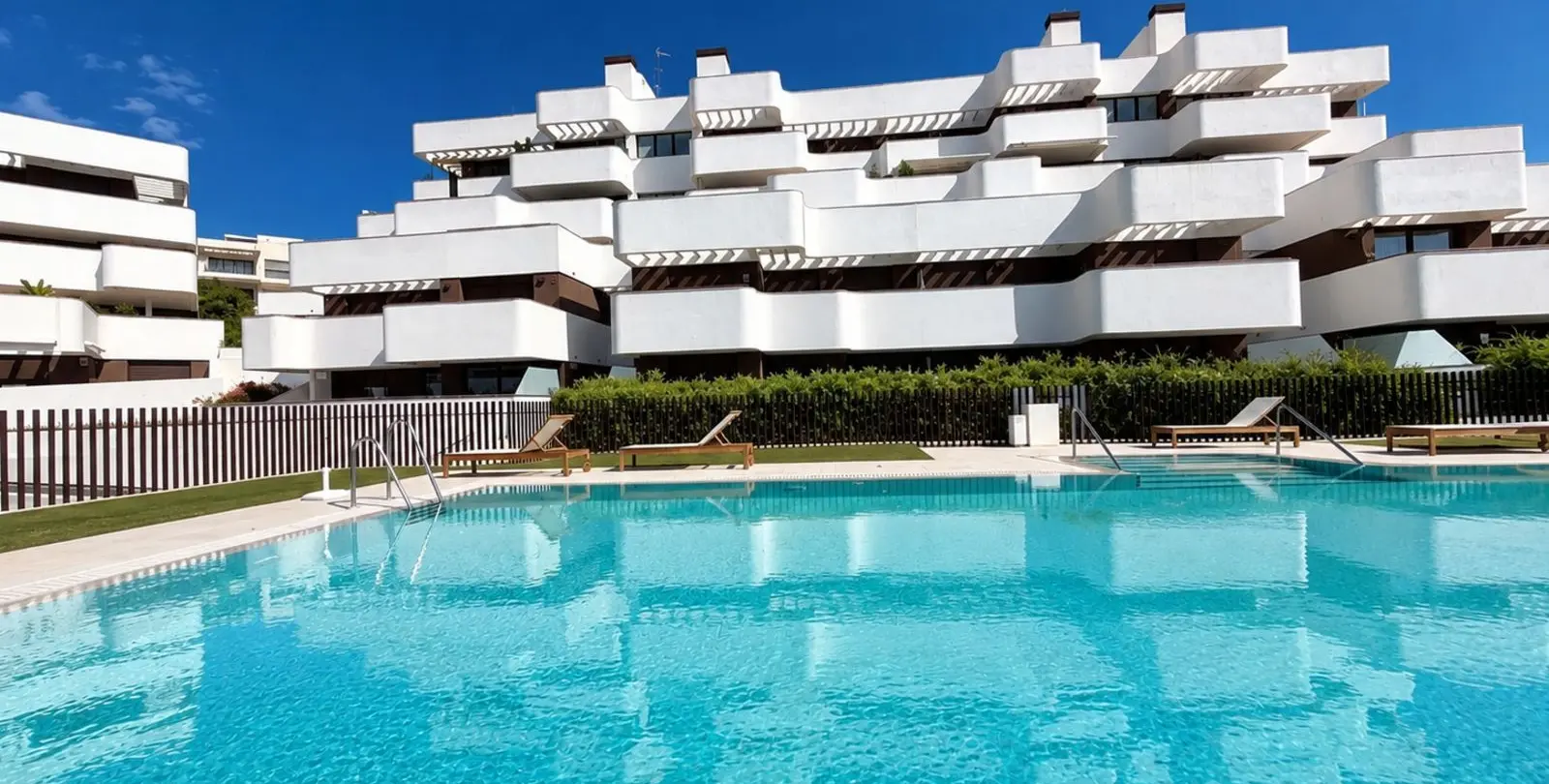 Sale of middle floor apartment in Estepona 1
