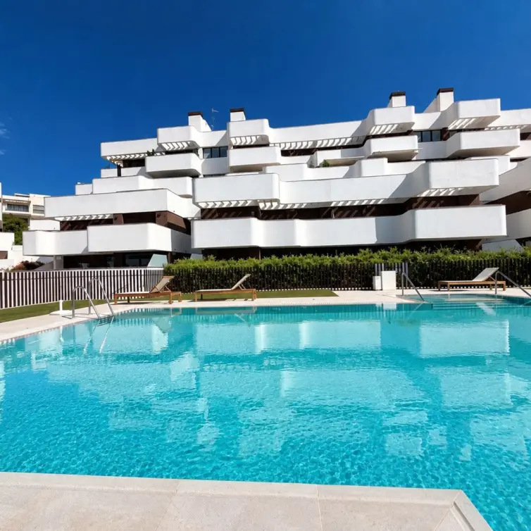 Sale of middle floor apartment in Estepona