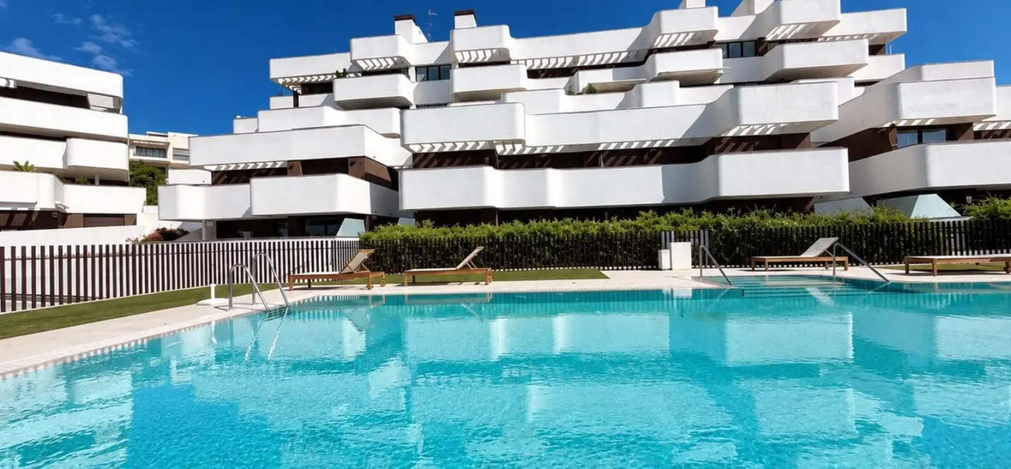 Sale of middle floor apartment in Estepona 0