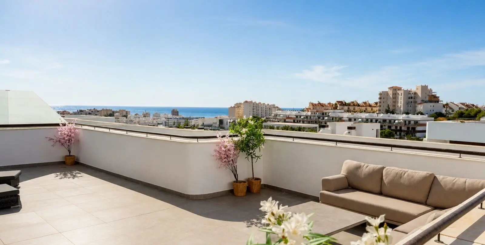 Sale of middle floor apartment in Estepona 2