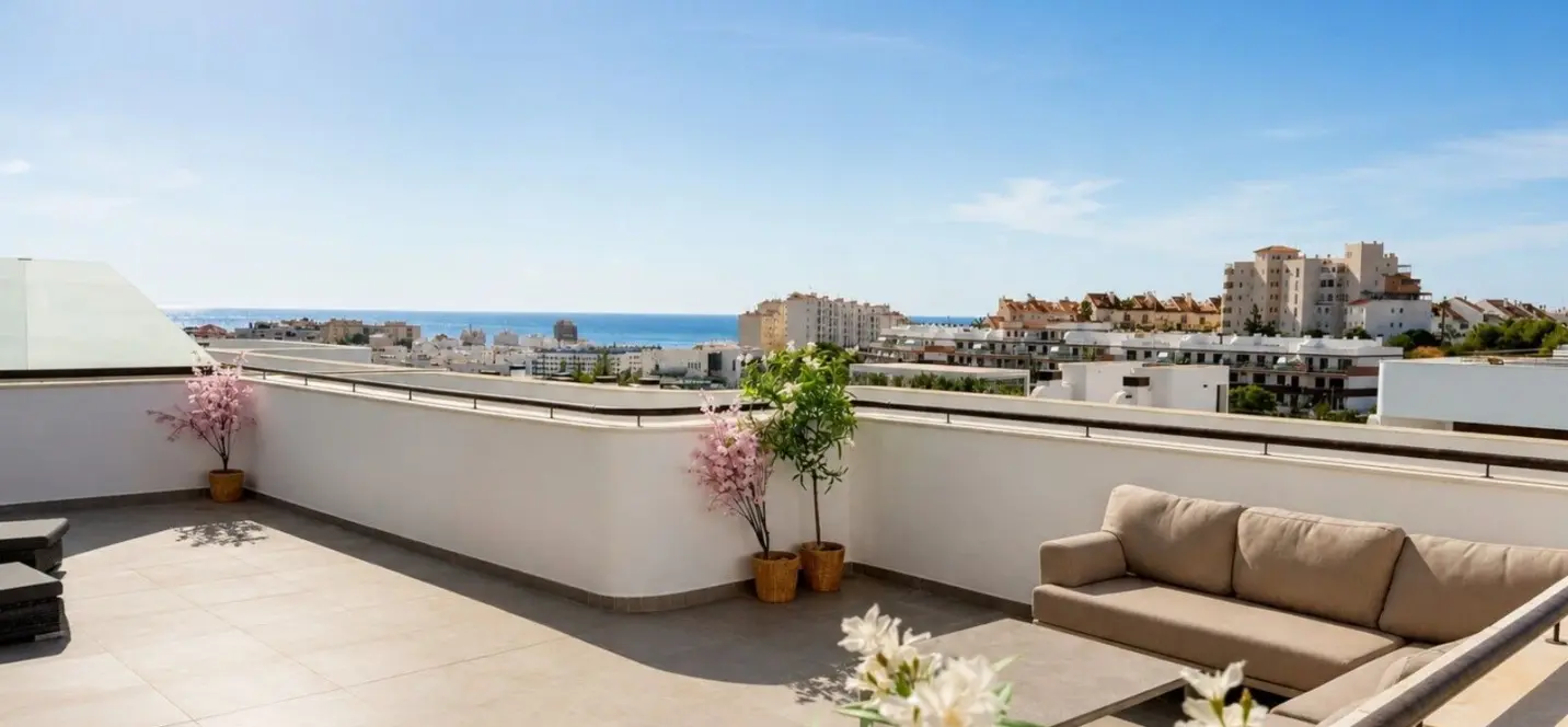 Sale of middle floor apartment in Estepona 1