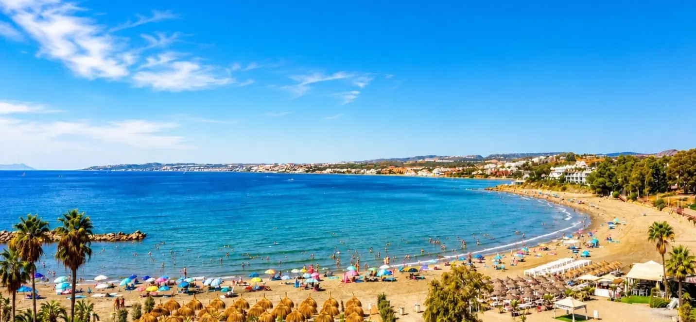 Sale of middle floor apartment in Estepona 2