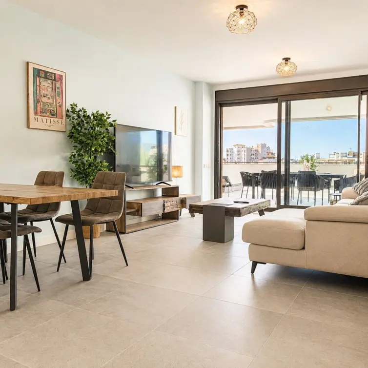 Sale of middle floor apartment in Estepona