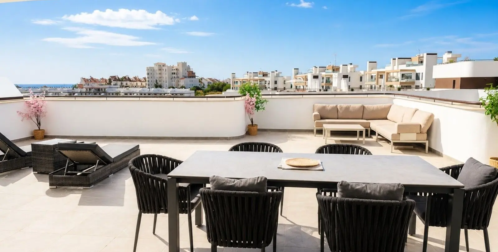 Sale of middle floor apartment in Estepona 14