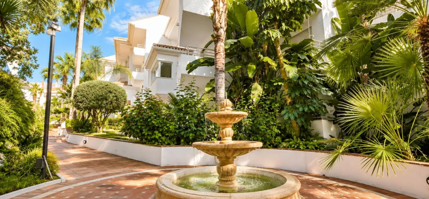 Sale of penthouse duplex in Guadalmina Baja 1