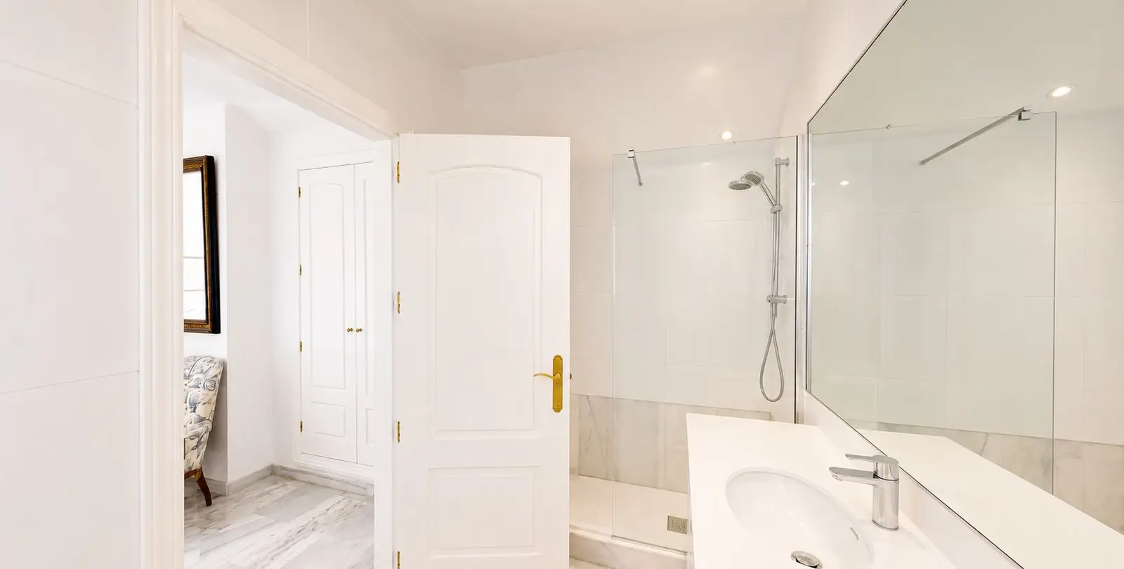 Sale of penthouse duplex in Guadalmina Baja 15