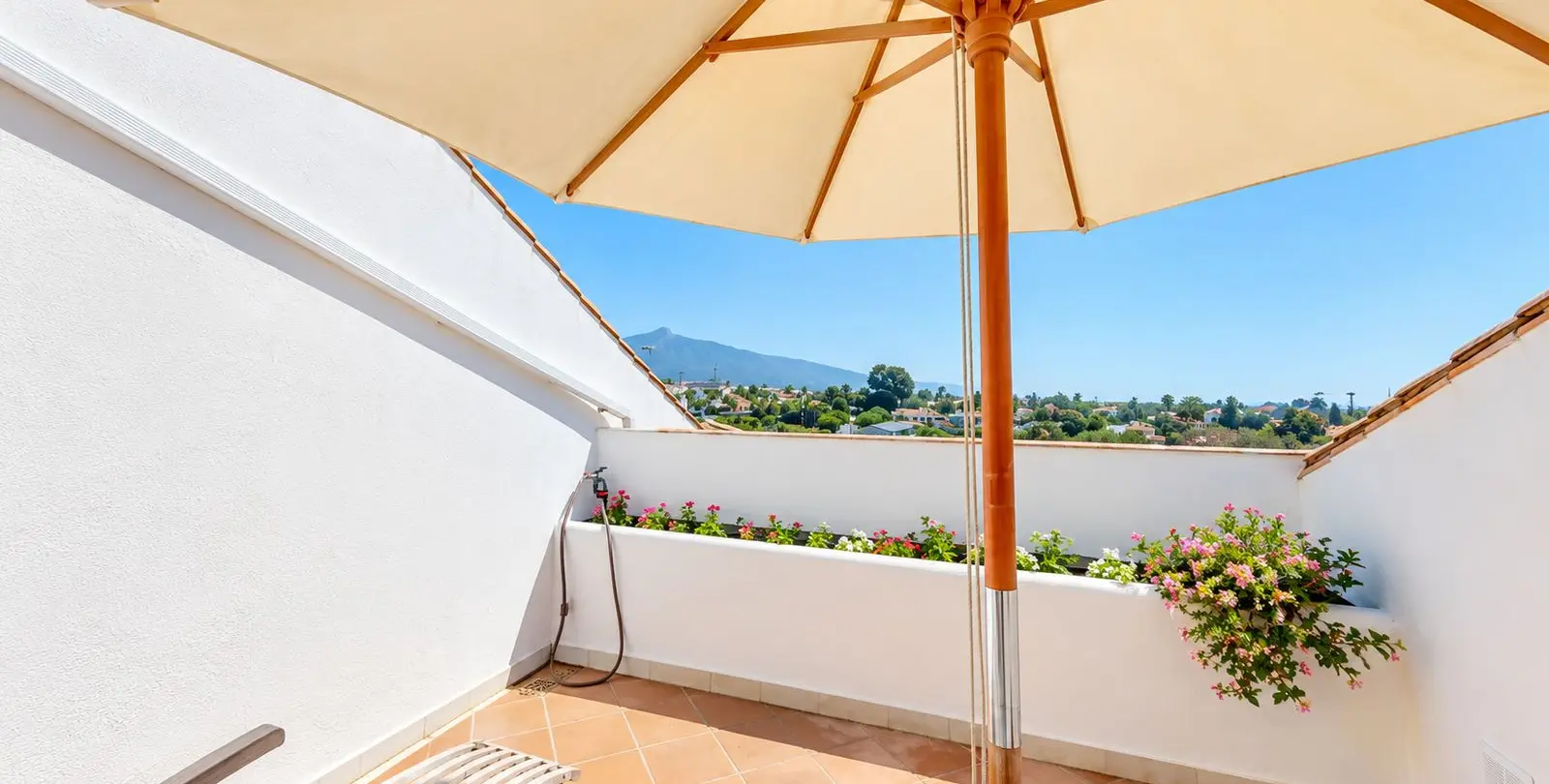 Sale of penthouse duplex in Guadalmina Baja 16