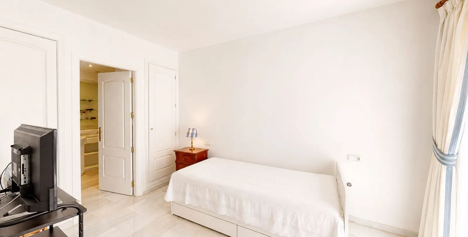 Sale of penthouse duplex in Guadalmina Baja 21