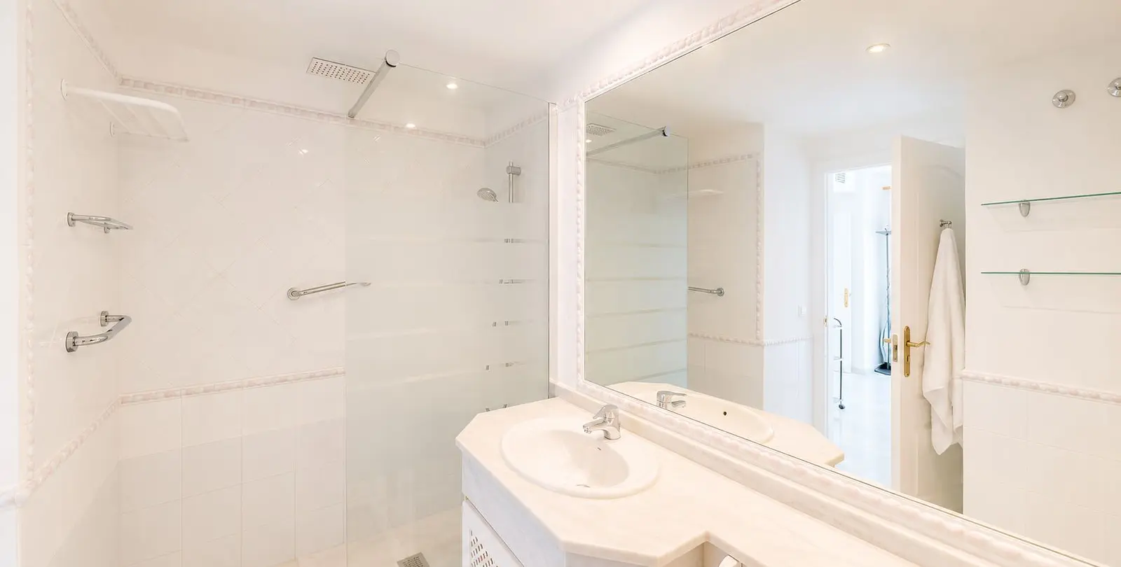 Sale of penthouse duplex in Guadalmina Baja 22