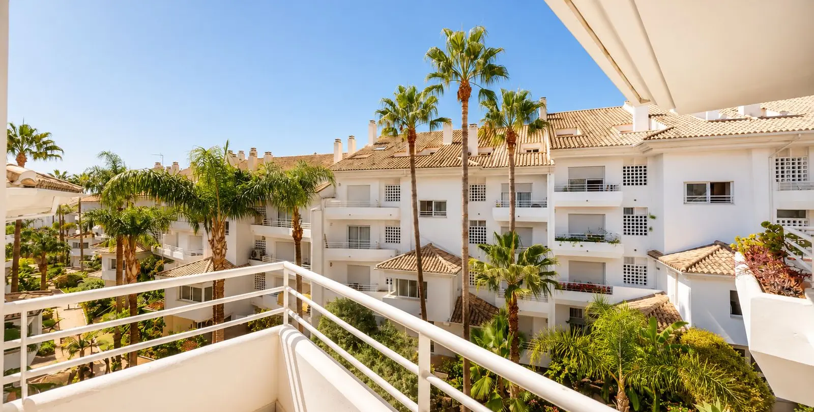 Sale of penthouse duplex in Guadalmina Baja 23
