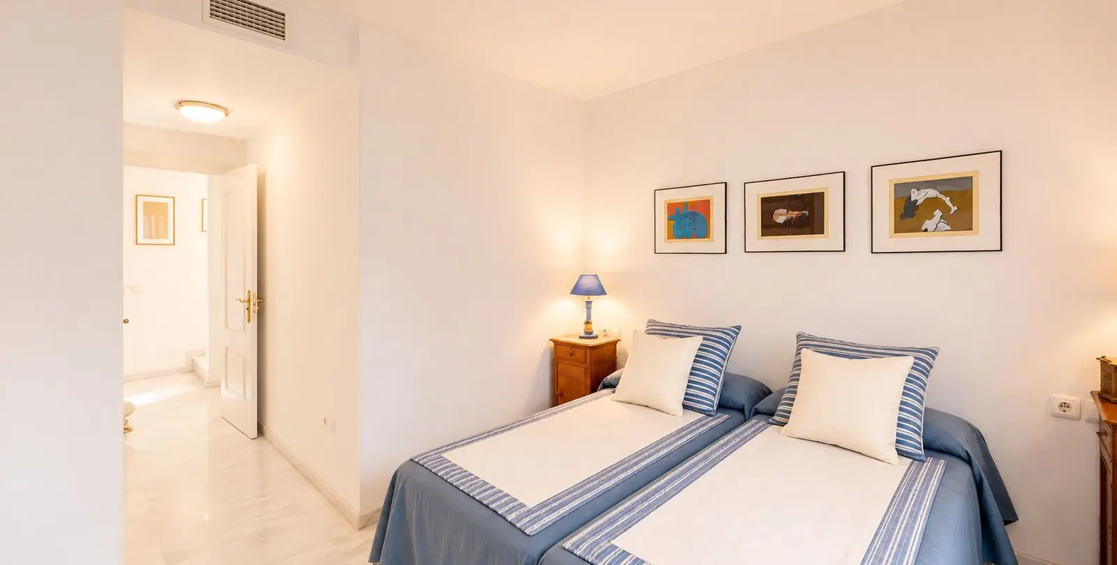Sale of penthouse duplex in Guadalmina Baja 24