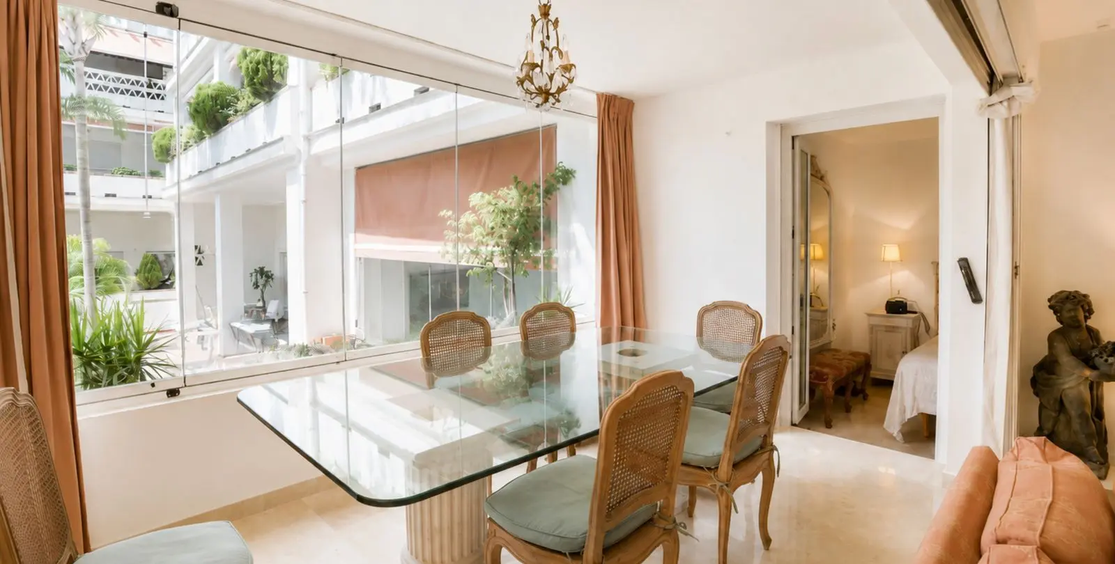 Venta de apartamento en planta media en Marbella 2