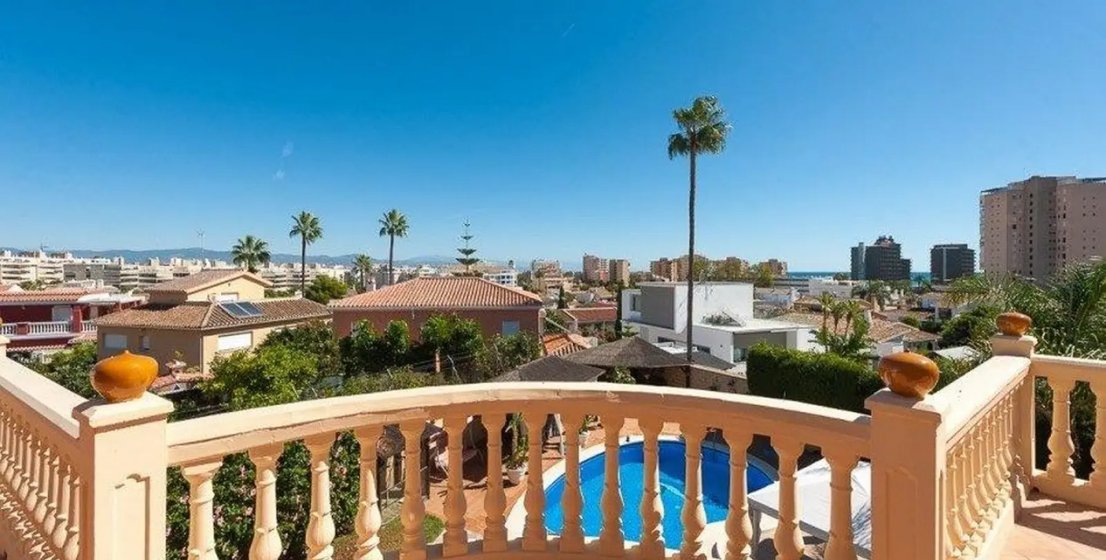 Venta de villa independiente en Playamar 25