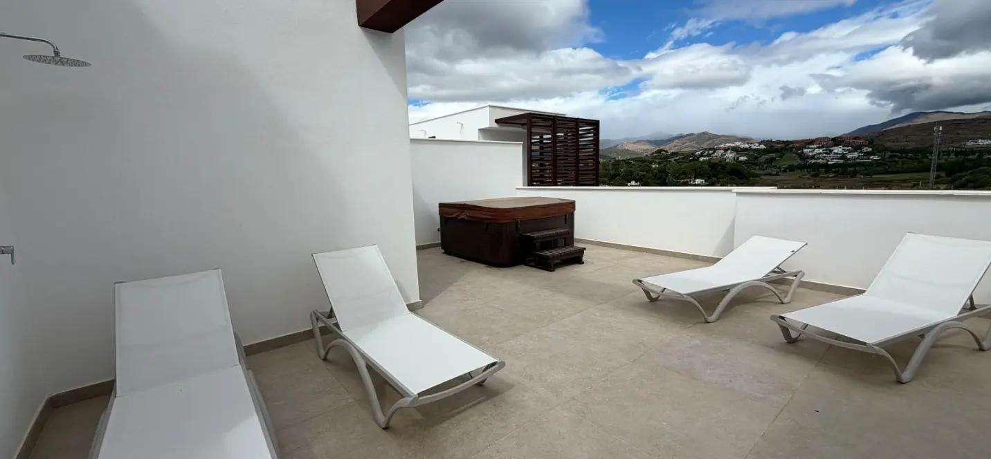 Long-term rent of penthouse duplex in Estepona 4