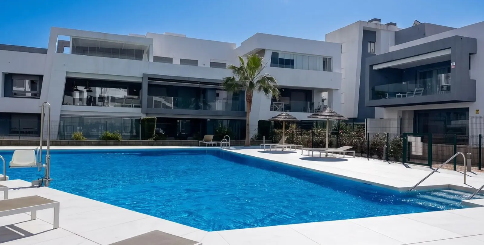 Venta de apartamento en planta baja en Selwo 1