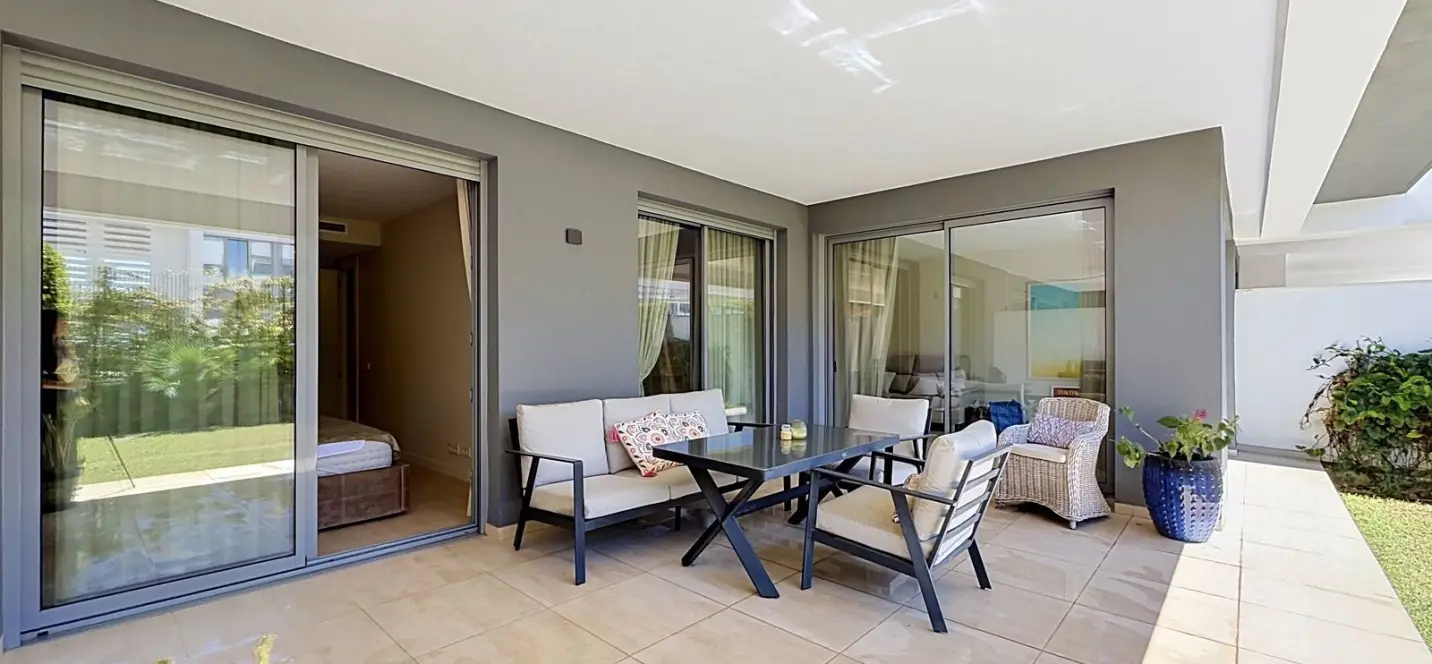 Venta de apartamento en planta baja en Selwo 2