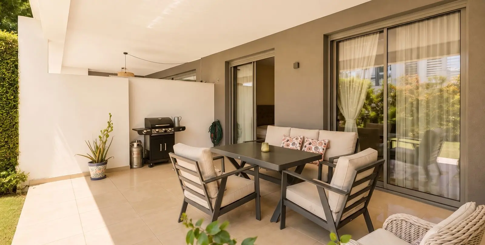Venta de apartamento en planta baja en Selwo 25